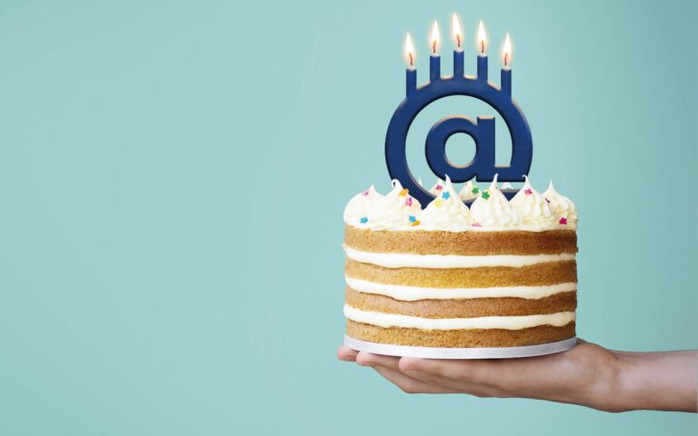 Professionals@Work viert zijn vijfjarig jubileum met taart en kaarsjes.